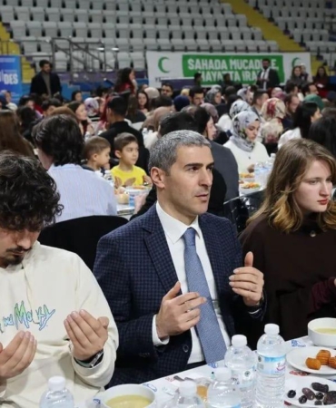 Vali Aktaş, iftarda öğrencilerle buluştu