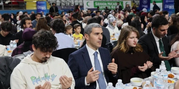 Vali Aktaş, iftarda öğrencilerle buluştu