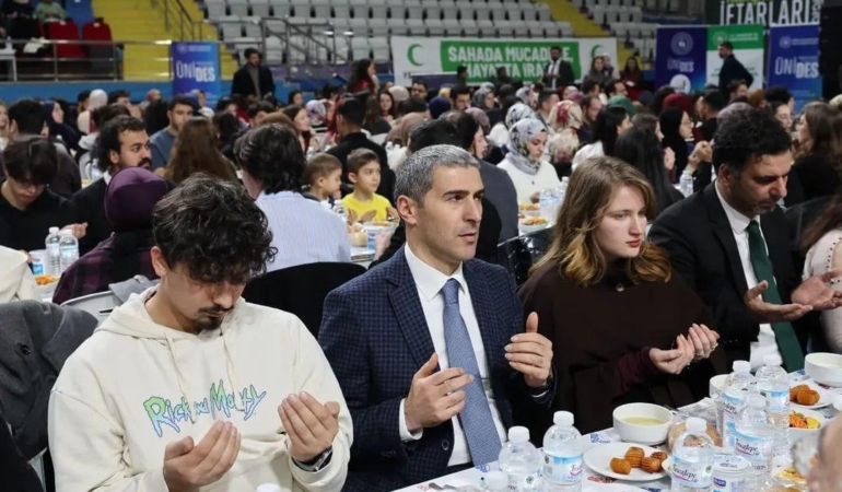 Vali Aktaş, iftarda öğrencilerle buluştu
