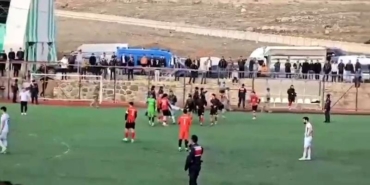 Afyon’da amatör maç sonrası saha karıştı