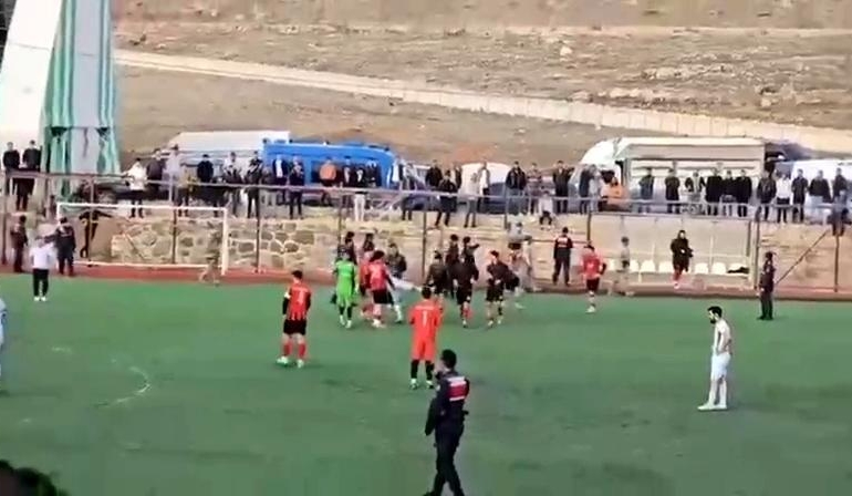 Afyon’da amatör maç sonrası saha karıştı