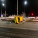 Takla atan taksi direğe çarptı