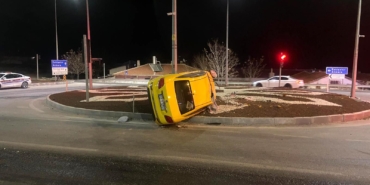 Takla atan taksi direğe çarptı