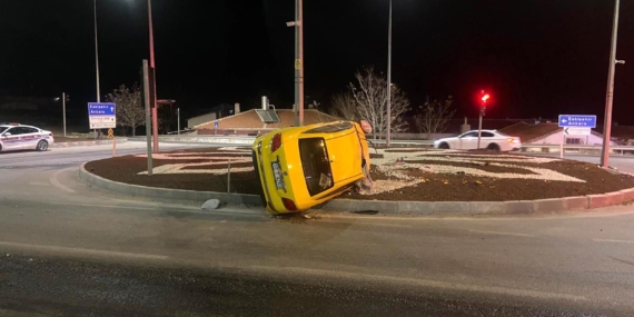 Takla atan taksi direğe çarptı