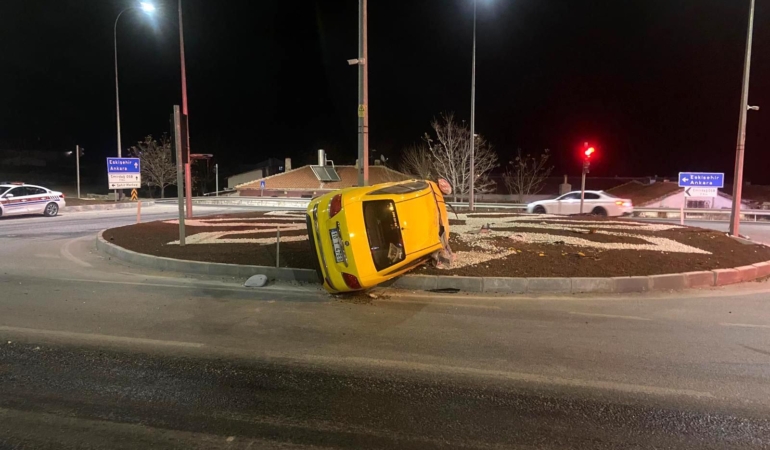 Takla atan taksi direğe çarptı