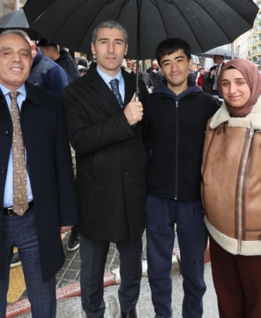 Vali Aktaş, esnafla bayramlaştı