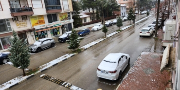 Çay ilçesi güne karla uyandı