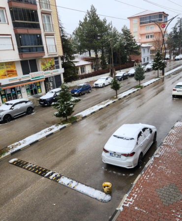 Çay ilçesi güne karla uyandı