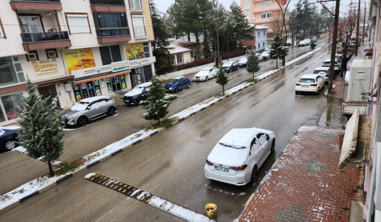 Çay ilçesi güne karla uyandı