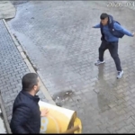 Tekel bayisinde taşlı sopalı kavga kamerada