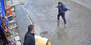 Tekel bayisinde taşlı sopalı kavga kamerada