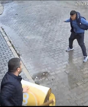 Tekel bayisinde taşlı sopalı kavga kamerada