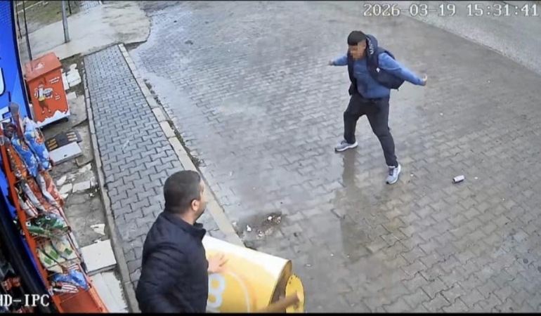 Tekel bayisinde taşlı sopalı kavga kamerada