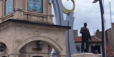 Atatürk heykeli yeni yerinde