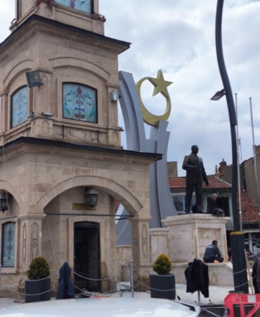 Atatürk heykeli yeni yerinde