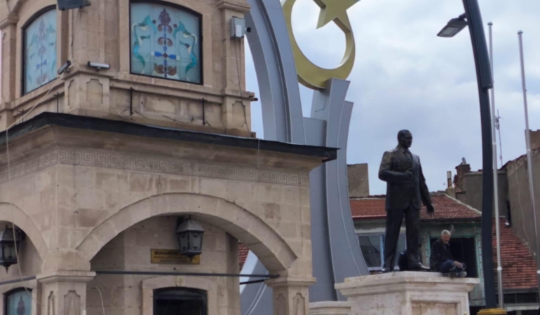 Atatürk heykeli yeni yerinde