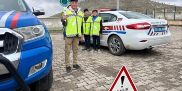 Jandarmadan öğretmen ve öğrencilere trafik eğitimi