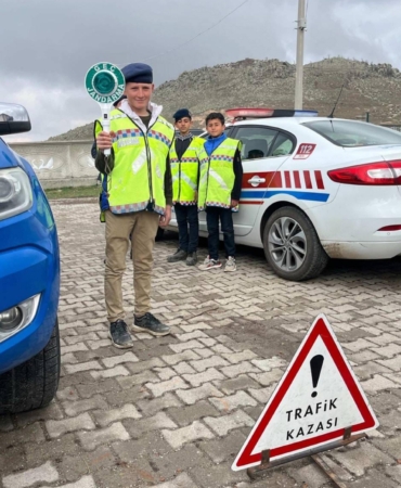 Jandarmadan öğretmen ve öğrencilere trafik eğitimi