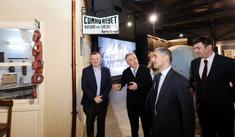 Vali Aktaş sucuk müzesini gezdi