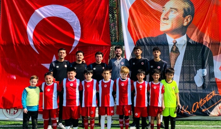 Minik Futbolcular 23 Nisan’ı Coşkuyla Kutladı!
