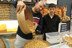 Çırak bulamayan leblebiciler, mesleği çocuklarıyla yaşatmaya çalışıyor