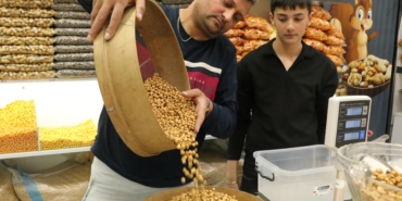 Çırak bulamayan leblebiciler, mesleği çocuklarıyla yaşatmaya çalışıyor