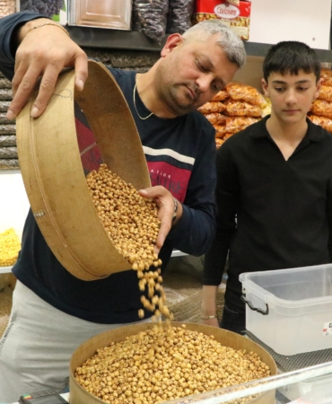 Çırak bulamayan leblebiciler, mesleği çocuklarıyla yaşatmaya çalışıyor