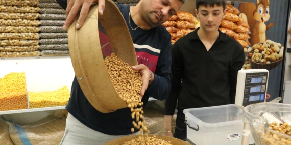 Çırak bulamayan leblebiciler, mesleği çocuklarıyla yaşatmaya çalışıyor