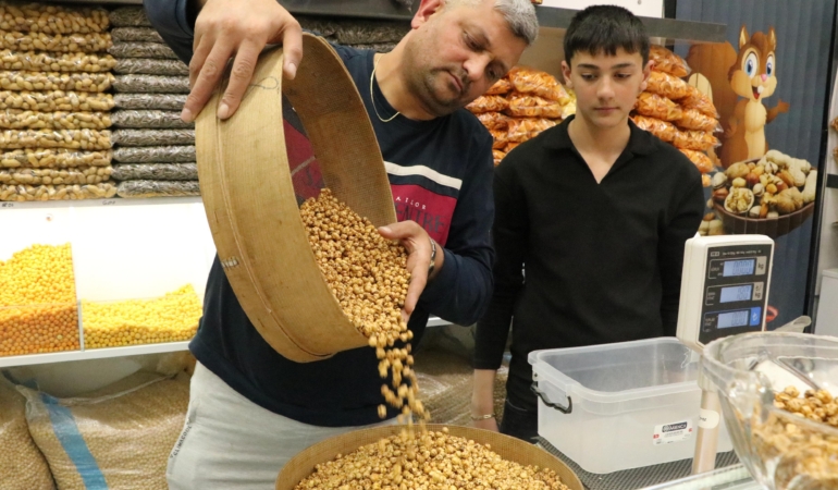 Çırak bulamayan leblebiciler, mesleği çocuklarıyla yaşatmaya çalışıyor