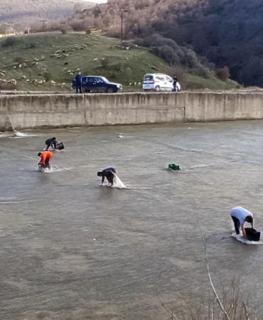 Taşan barajdan çuval ve kasayla balık yakaladılar