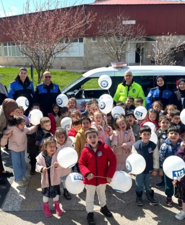 Anaokulu öğrencilerine polis anlatıldı
