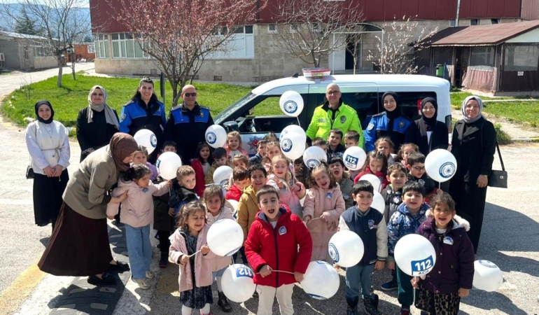 Anaokulu öğrencilerine polis anlatıldı