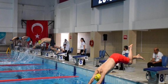 Yüzme müsabakaları yapıldı