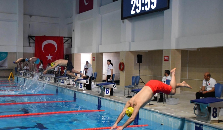 Yüzme müsabakaları yapıldı