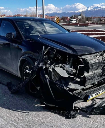 Otomobiller kavşakta çarpıştı: 1 yaralı