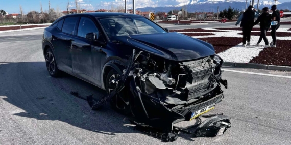 Otomobiller kavşakta çarpıştı: 1 yaralı