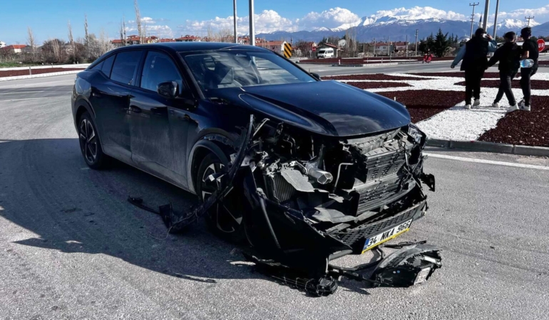 Otomobiller kavşakta çarpıştı: 1 yaralı