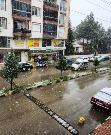 Çay’da kar etkisini gösterdi