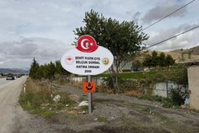 Şehidin hatıra ormanı tabelası önündeki yön levhası kaldırıldı