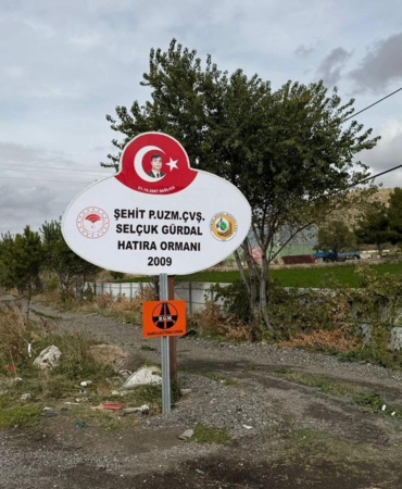 Şehidin hatıra ormanı tabelası önündeki yön levhası kaldırıldı