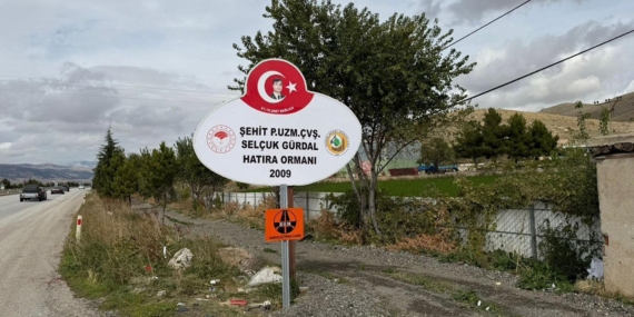 Şehidin hatıra ormanı tabelası önündeki yön levhası kaldırıldı