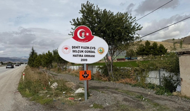 Şehidin hatıra ormanı tabelası önündeki yön levhası kaldırıldı