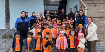 Polisten anaokulu öğrencilerine eğitim
