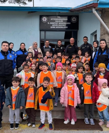Polisten anaokulu öğrencilerine eğitim