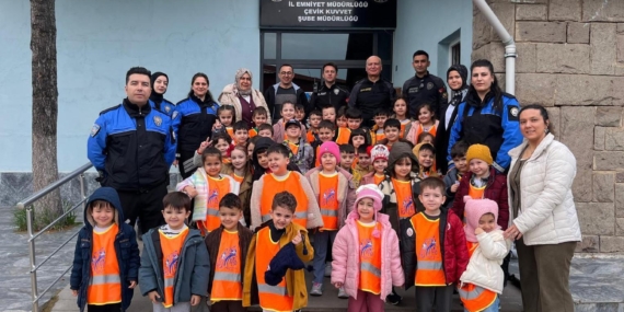 Polisten anaokulu öğrencilerine eğitim