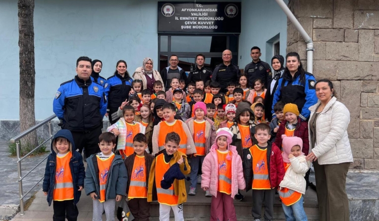 Polisten anaokulu öğrencilerine eğitim