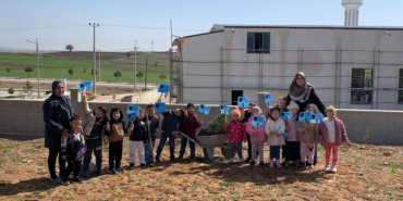 Öğrenciler fidan dikti