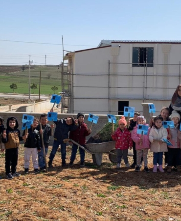 Öğrenciler fidan dikti