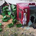 Patates yüklü TIR devrildi: 3 yaralı