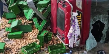 Patates yüklü TIR devrildi: 3 yaralı